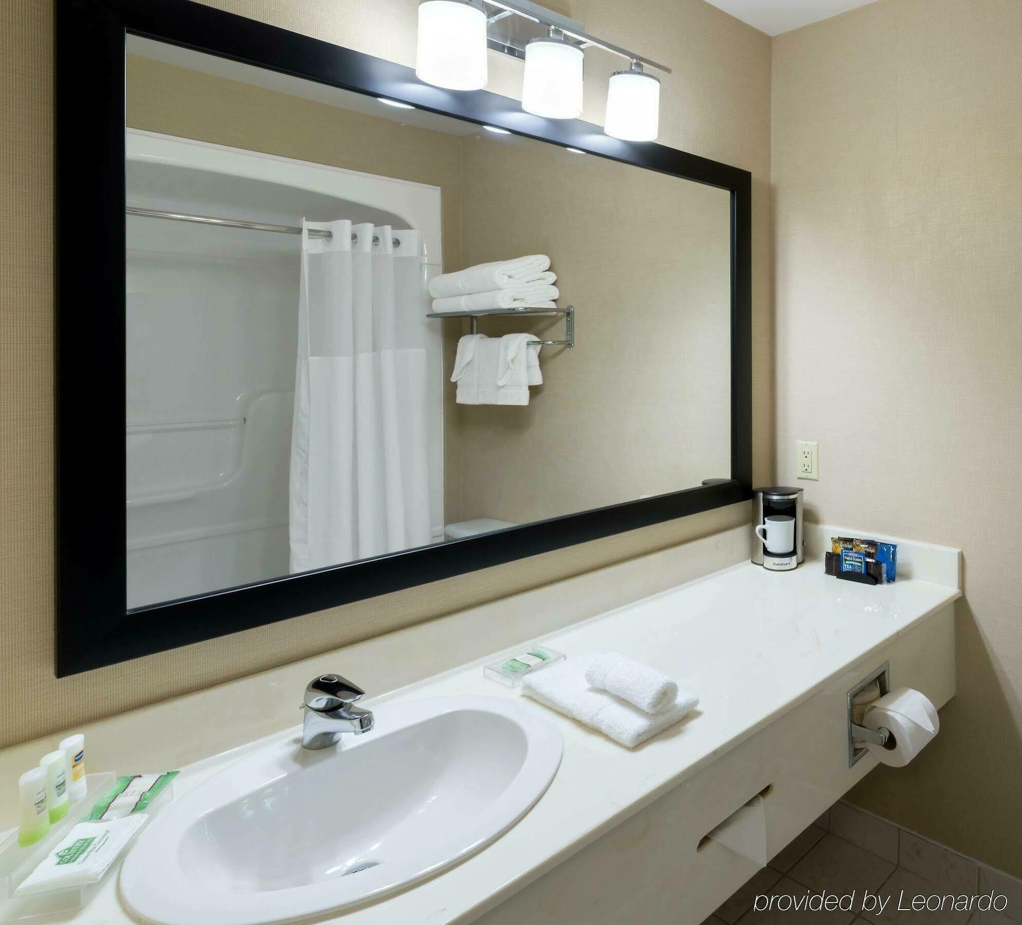 Quality Inn & Suites Oakville Ngoại thất bức ảnh